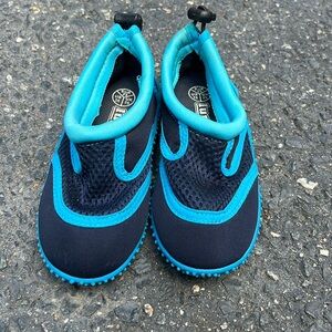 Toddler water shoes size 7.5